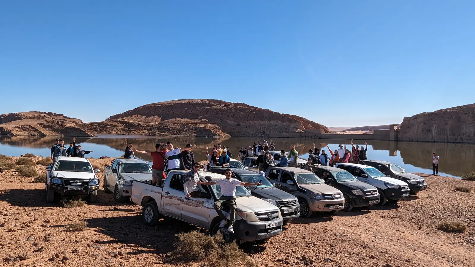 Konwój terenówek Tourago ustawiony na pustynnej równinie w El Bayadh