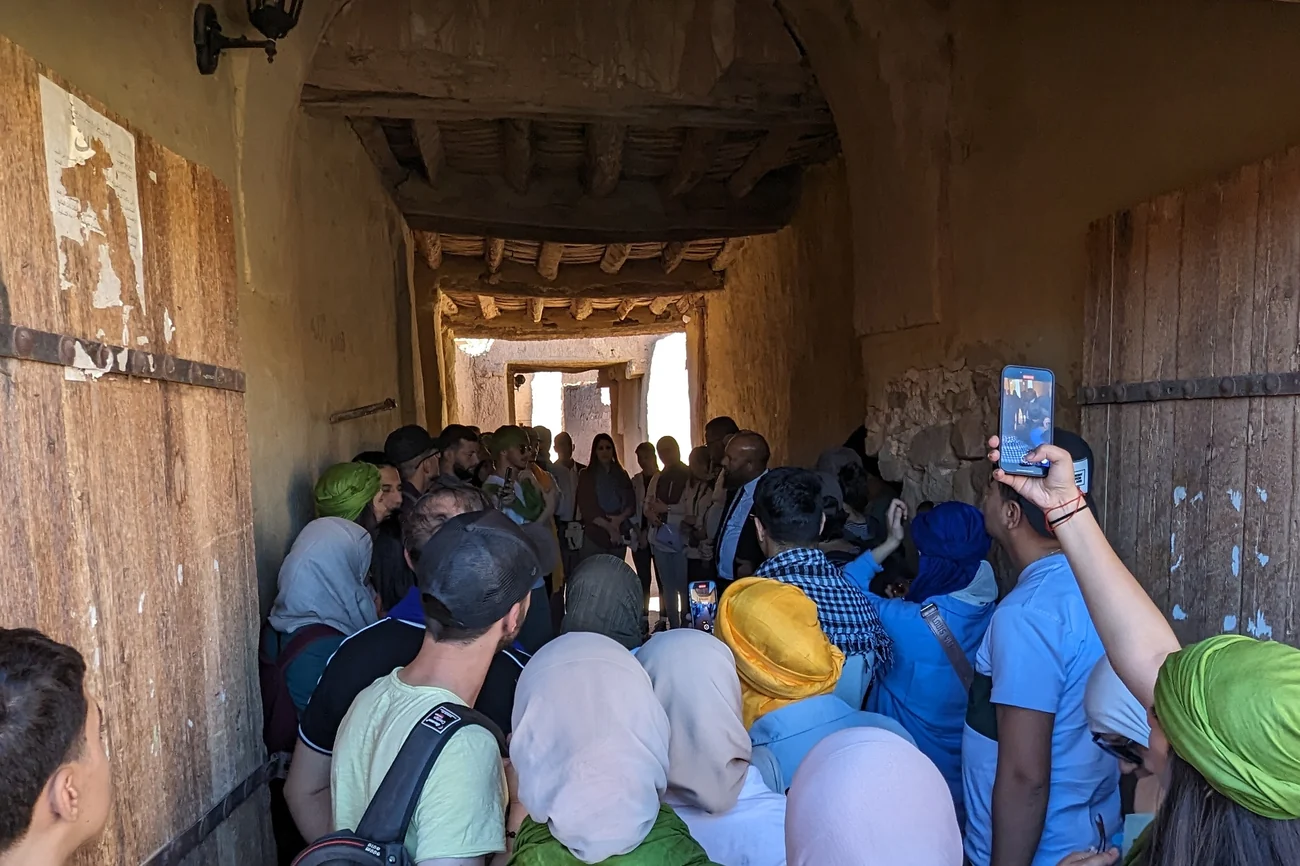 Des voyageurs montant les marches vers le vieux ksar d’El Menia