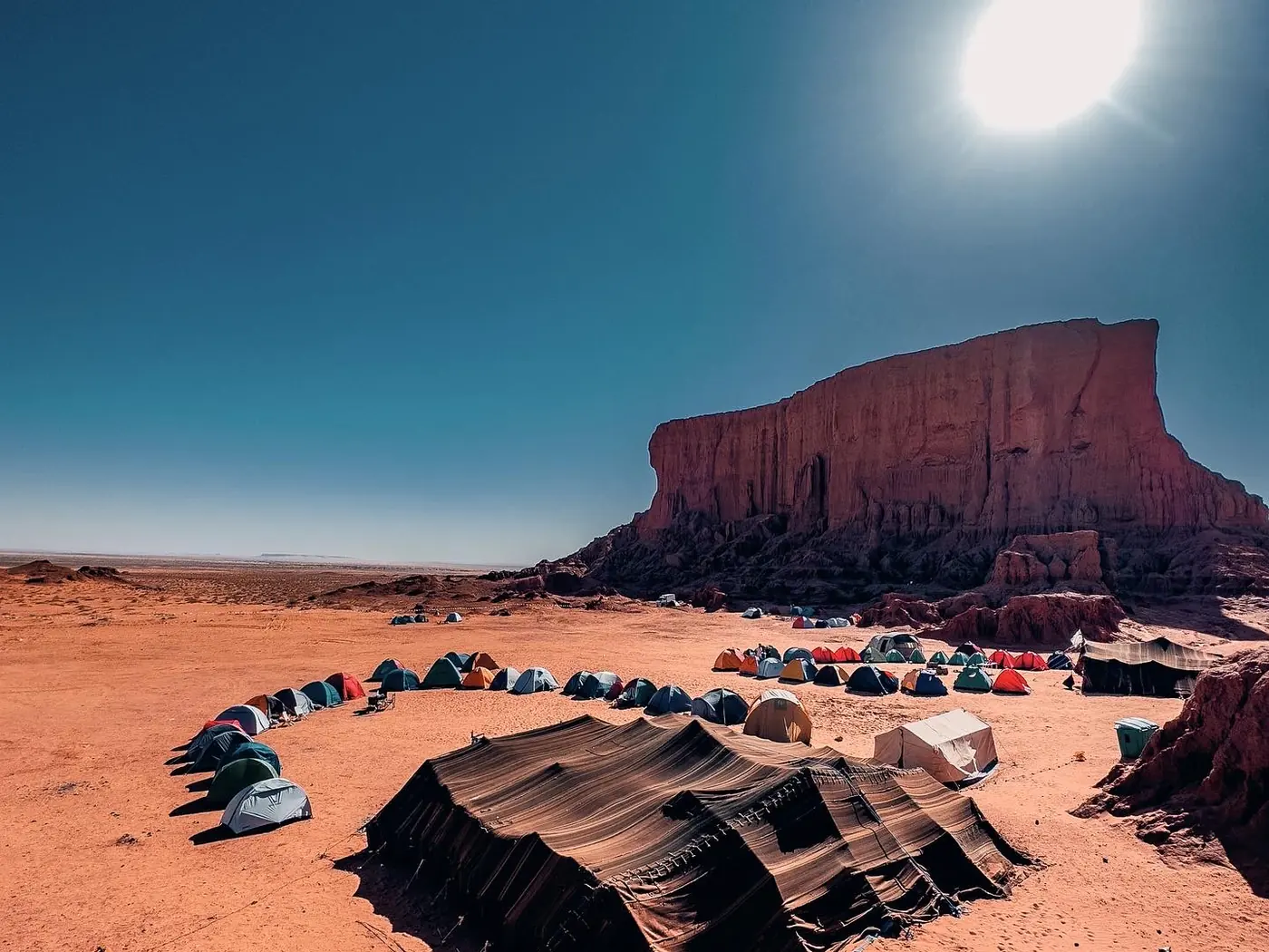 Obóz namiotów nomadów pod czerwoną górą stołową koło El Bayadh
