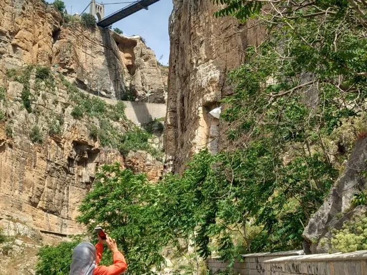Une voyageuse photographiant les gorges du Rhumel à Constantine