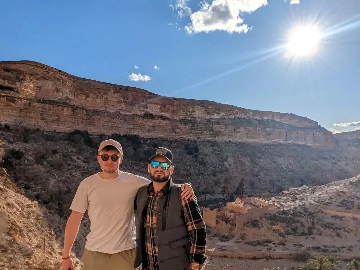 Deux voyageurs sur le sentier au-dessus du canyon de Ghoufi, dans les Aurès