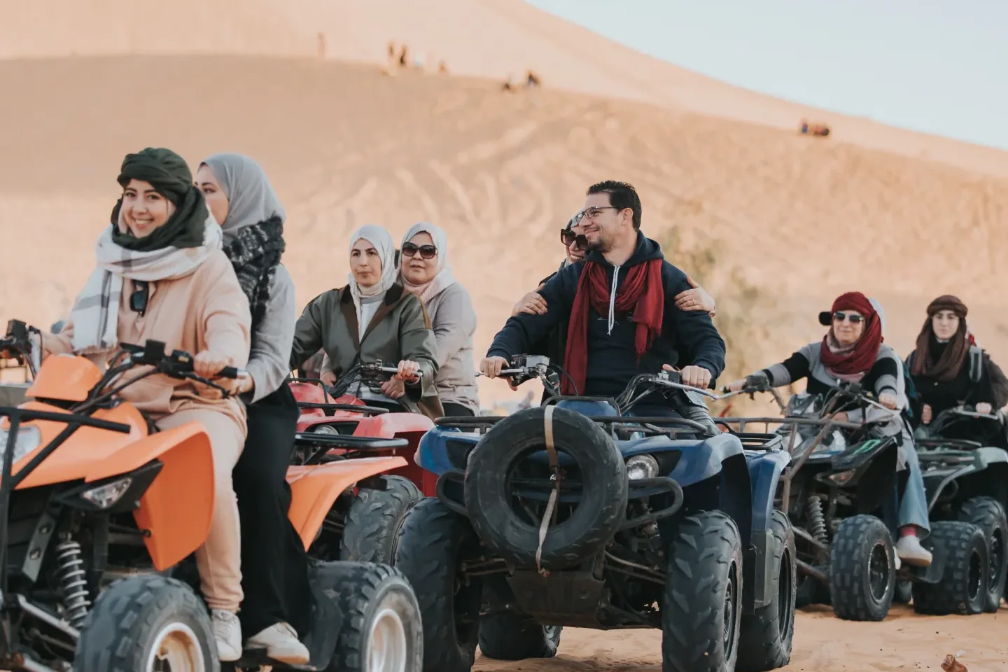 Des voyageuses en quad au pied des dunes de Taghit