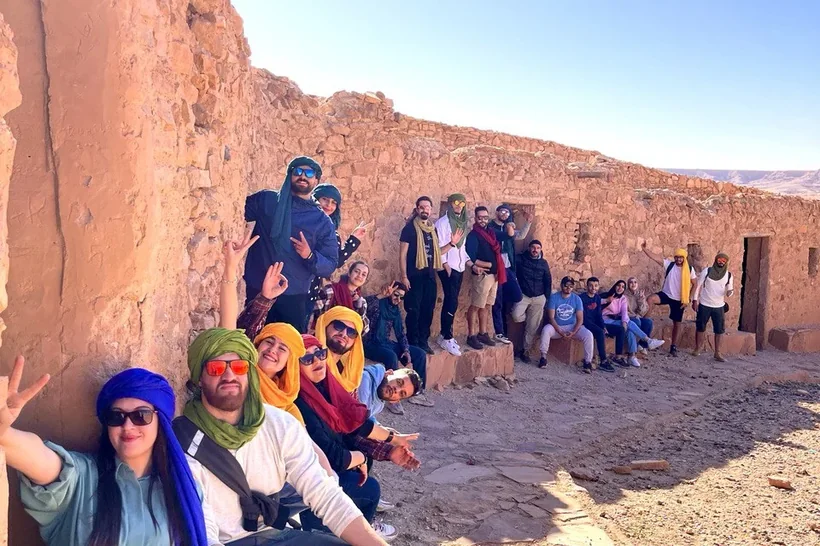 Un groupe Tourago au pied des murs du ksar de Brezina