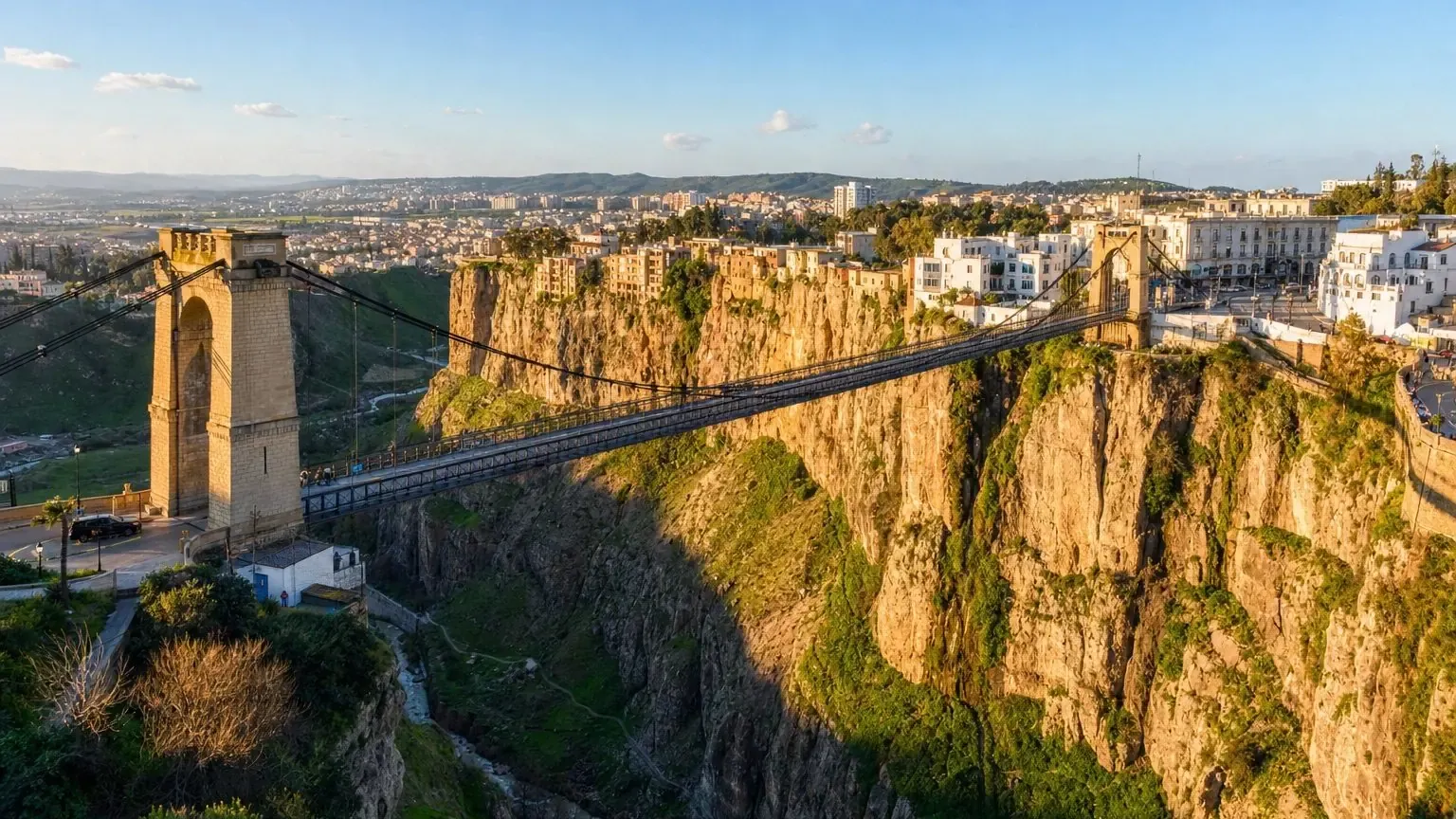 Un pont suspendu au-dessus des gorges de Constantine